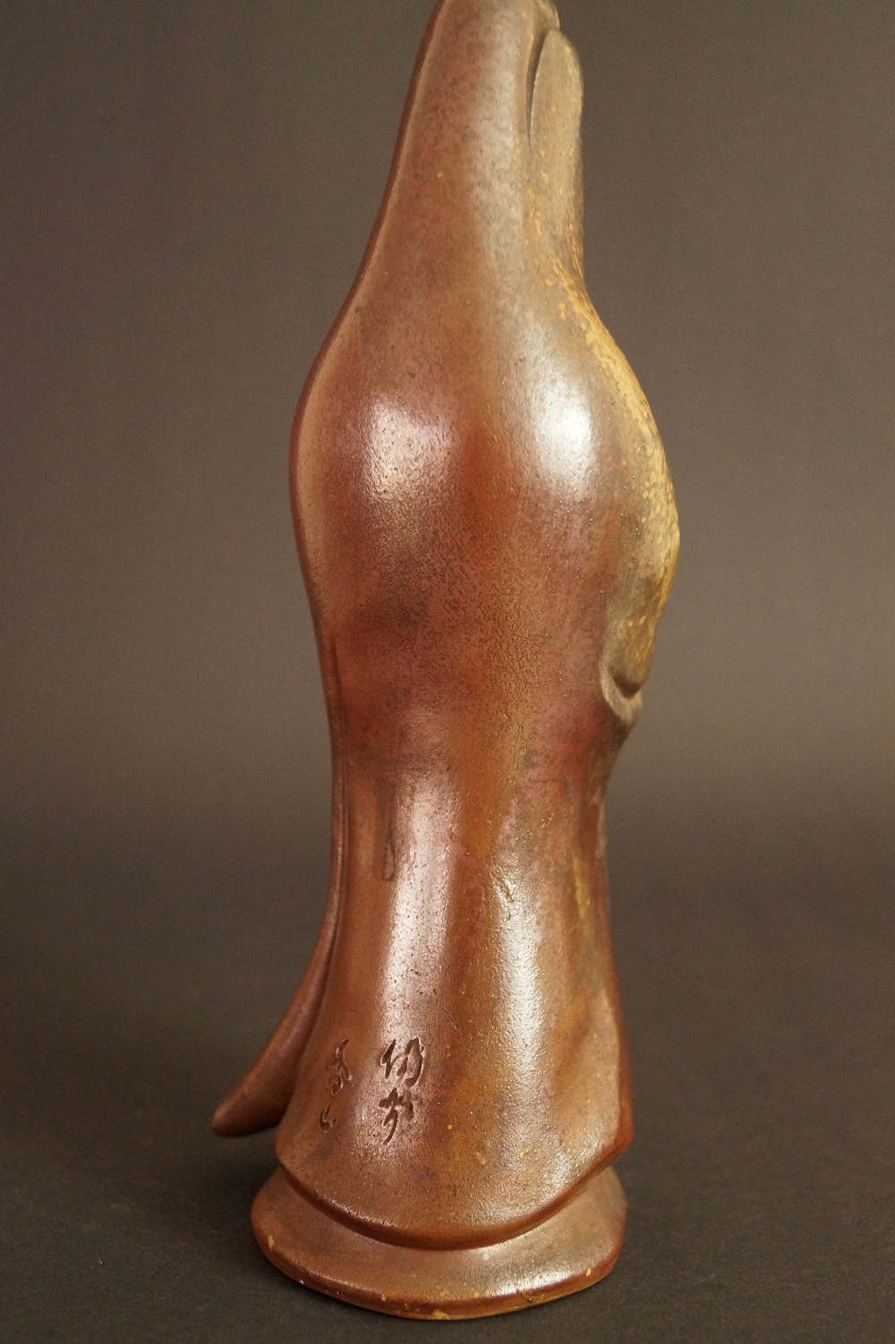 Kannon Figur aus Bizen Keramik von Shibaoka Tsukuru Rueckansicht mit sichtbarer Toepfermarke Rueckansicht