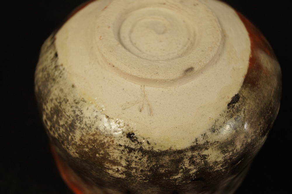 Raku Chawan von Jiho Ueyama Boden Nahaufnahme