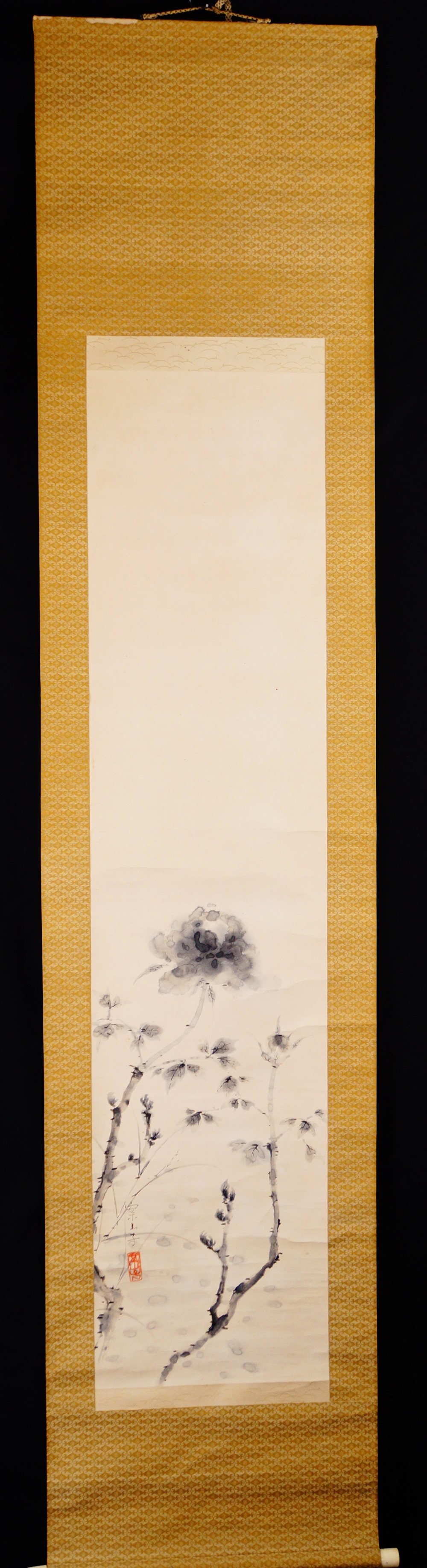 Gesamtansicht des Kakemono mit Pfingstrose von Tanaka Kakashi, aufgehaengt mit Aufhaengeschnur