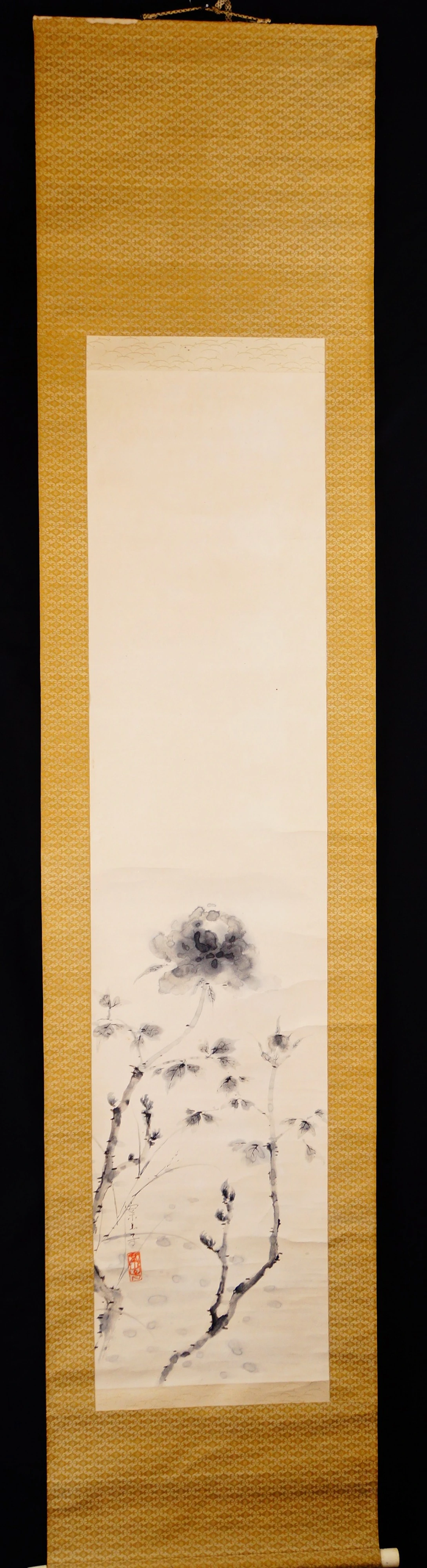Gesamtansicht des Kakemono mit Pfingstrose von Tanaka Kakashi, aufgehaengt mit Aufhaengeschnur