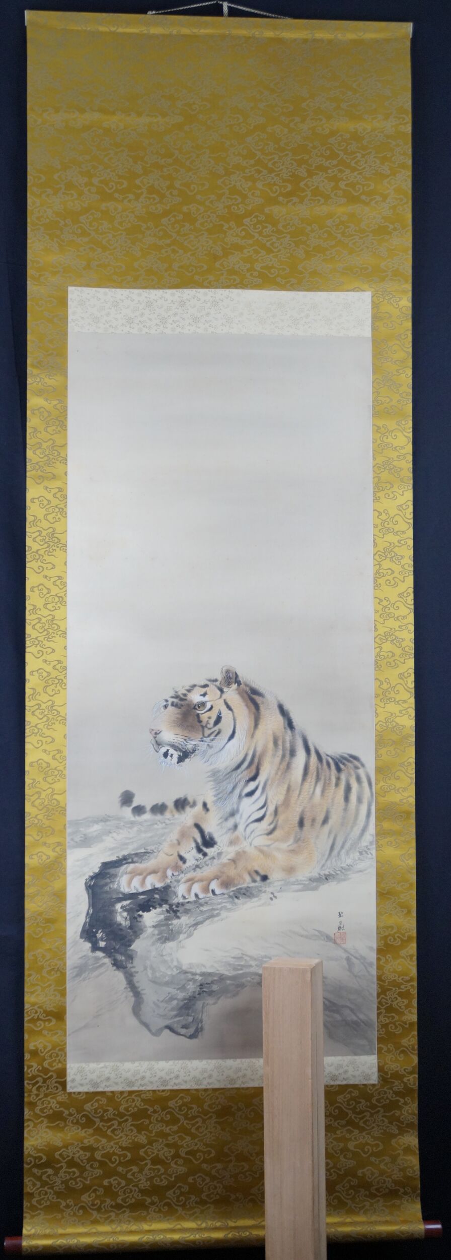 Kakemono Tiger auf Felsen von Yokochi Hekigan in voller gerahmter Ansicht mit Goldbrokat-Montierung