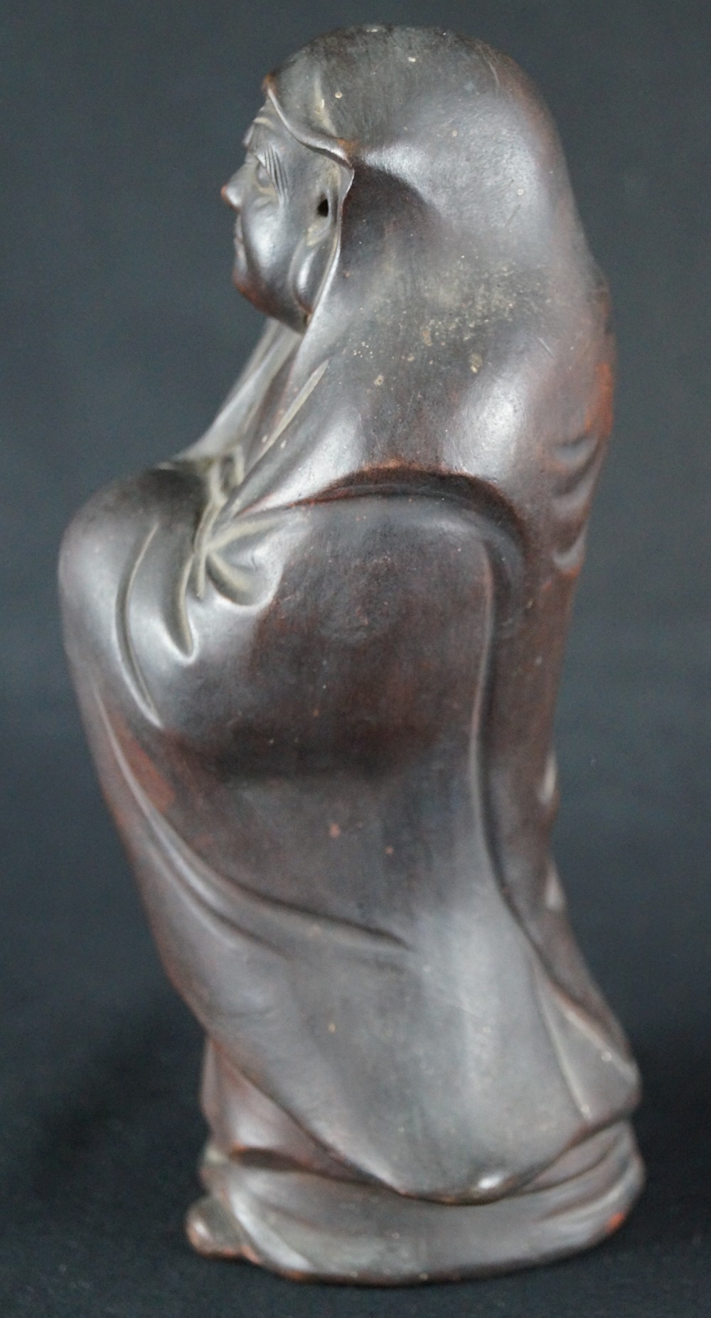 Bodhidharma Daruma grimmiger Blick Bizen Keramik Seitenansicht 1
