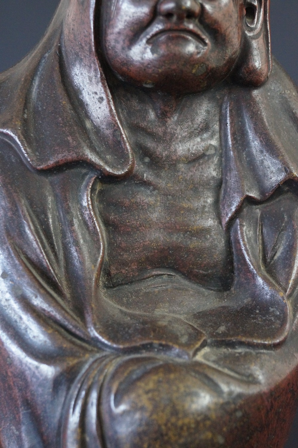 Bodhidharma Daruma Figur aus Bizen Keramik Oberkoerper Nahaufnahme