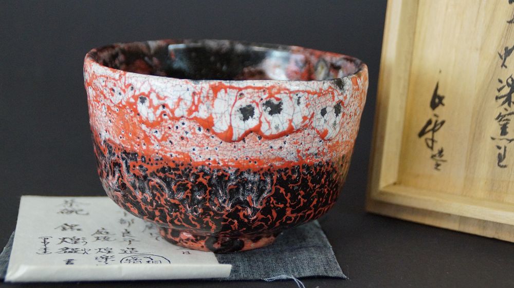 Nahaufnahme der Chawan Teeschale mit handschriftlichem Echtheitszertifikat und beschrifteter Aufbewahrungsbox