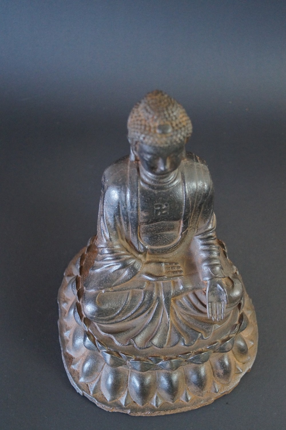 Japanische Buddhafigur aus Eisen Ansicht von oben