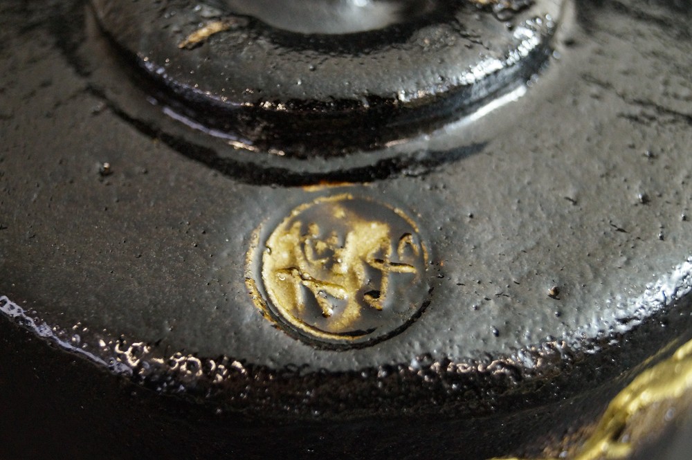 Chawan in ceramica Raku di Keiraku Ito primo piano del fondo 1