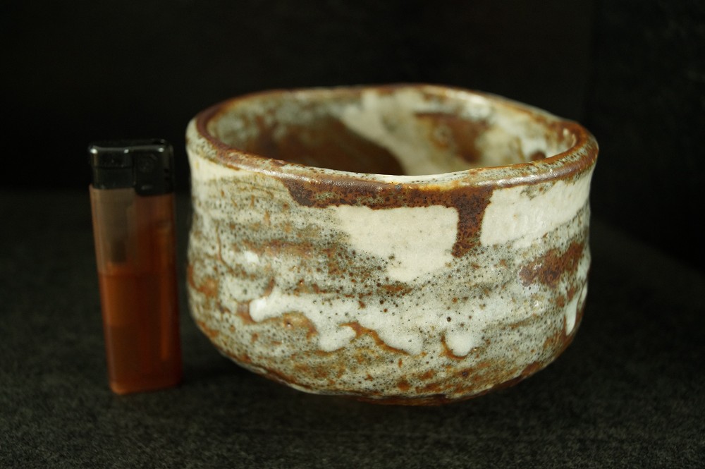 czarka do herbaty chawan widok z boku z porównaniem wielkości