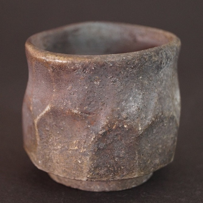 Guinomi in ceramica di Bizen di Namba Sojo anteprima primo piano del motivo