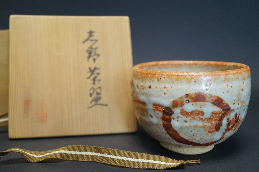 Czarka do herbaty chawan z ceramiki Shino widok z przodu z pudełkiem do przechowywania
