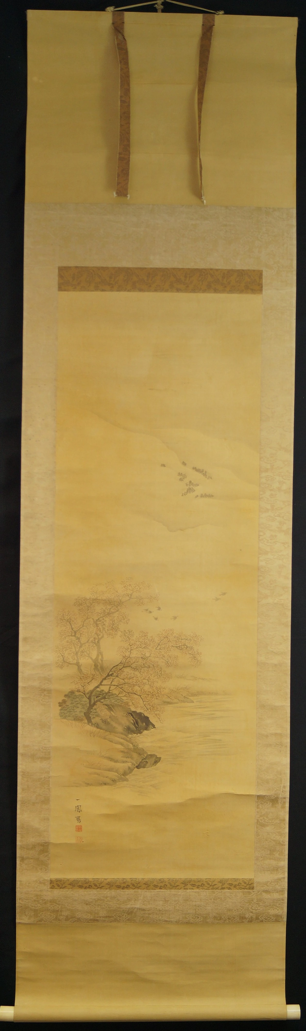 Kakemono Herbstlicher Baum am Flussufer Gesamtansicht Rollbild
