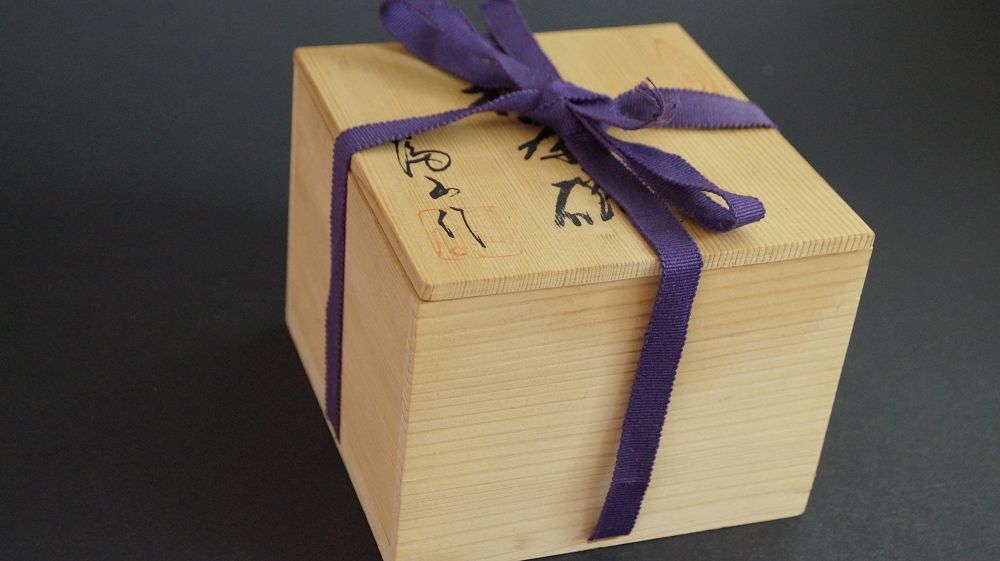 Geschlossene, mit violettem Band verschnuerte Aufbewahrungsbox der Chawan aus Shino-Keramik