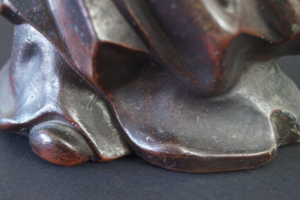 Bodhidharma Daruma Figur aus Bizen Keramik Gewand Nahaufnahme 1