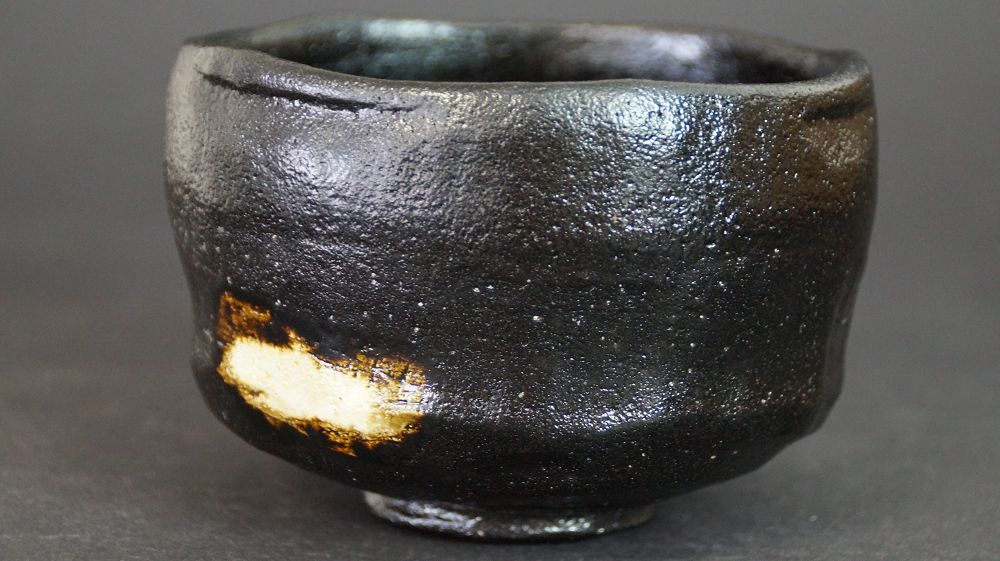 Otra vista del chawan de cerámica Raku con esmalte negro brillante