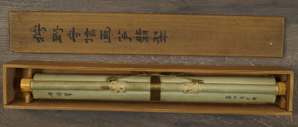 Vogel Kakemono zusammengerollt in Aufbewahrungsbox