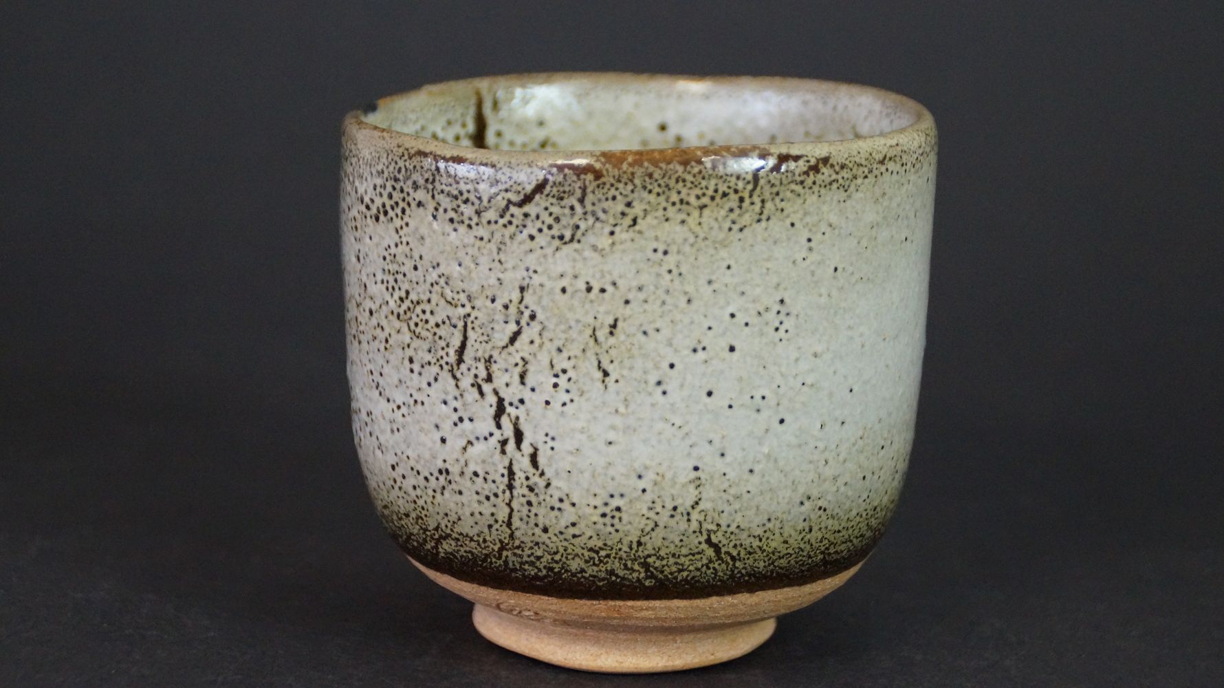 Weitere Ansicht der Chawan Teeschale aus Kyoto-Keramik mit dunkel gesprenkelter Glasuroberflaeche