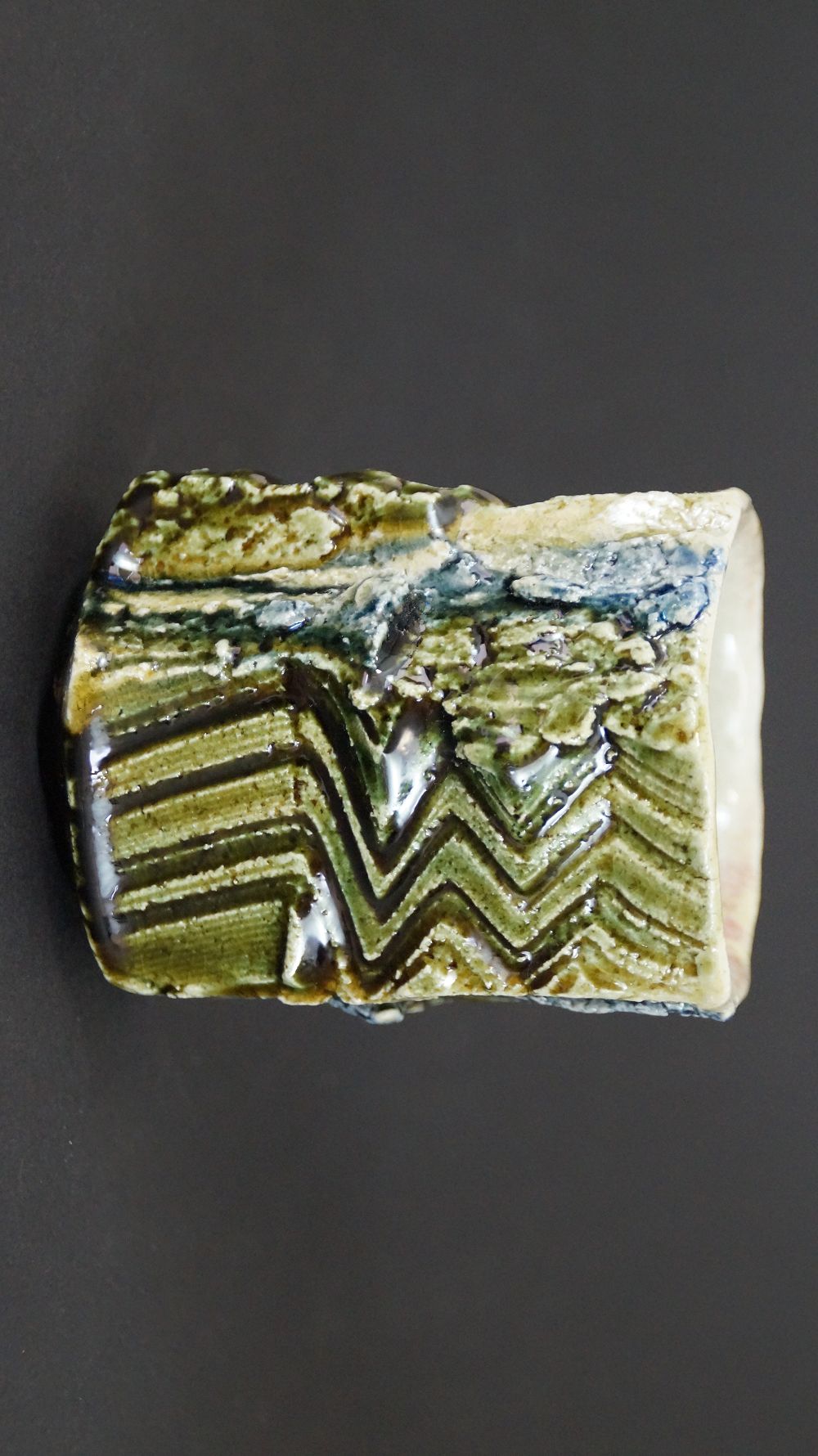 Weitere Ansicht der Yunomi Tee-Schale aus Oribe-Keramik mit geometrischem Reliefmuster