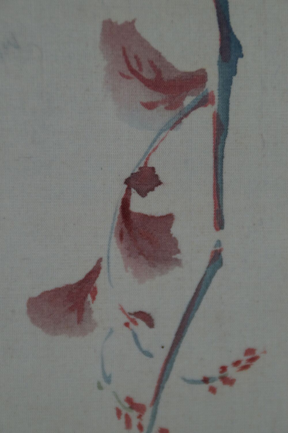 Nahaufnahme der roten Bluetenblaetter und des Zweigs im Kakemono Japanische Aubergine