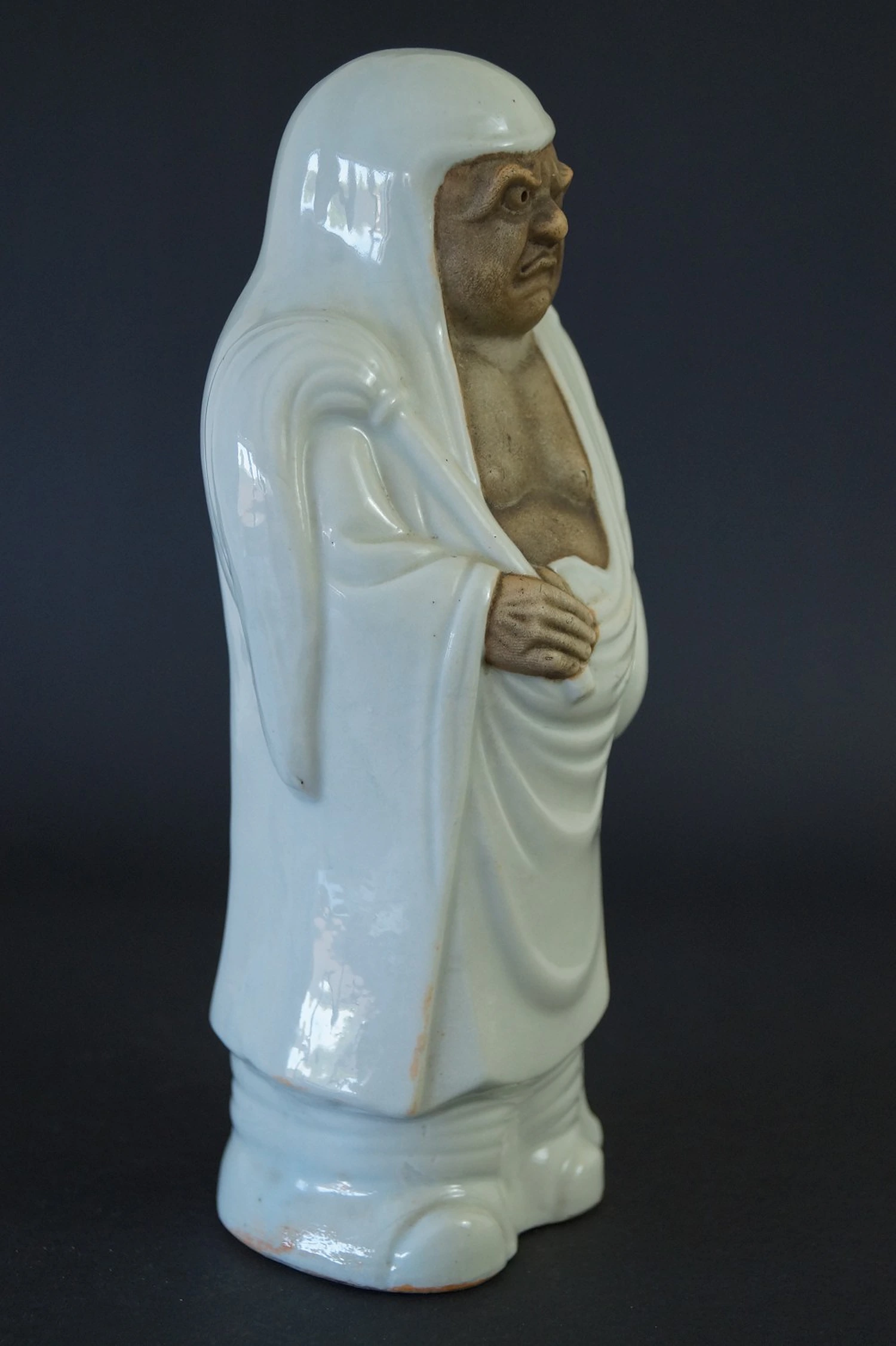 Statuetta giapponese di Bodhidharma Daruma in ceramica vista laterale 2