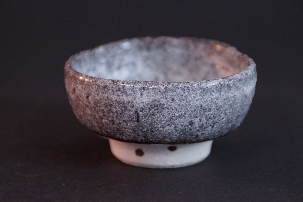 Frontalansicht der handgetoepferten Shino Sake Schale