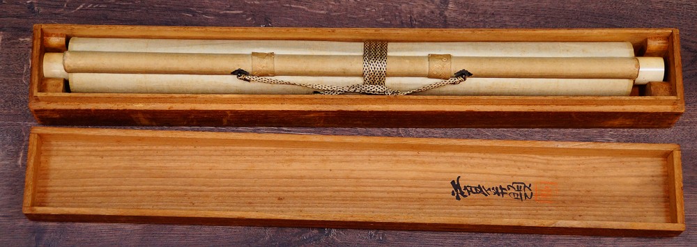 Sperlinge ueber Chrysanthemen Kakemono von Fukui Kotei Kakemono in Aufbewahrungsbox