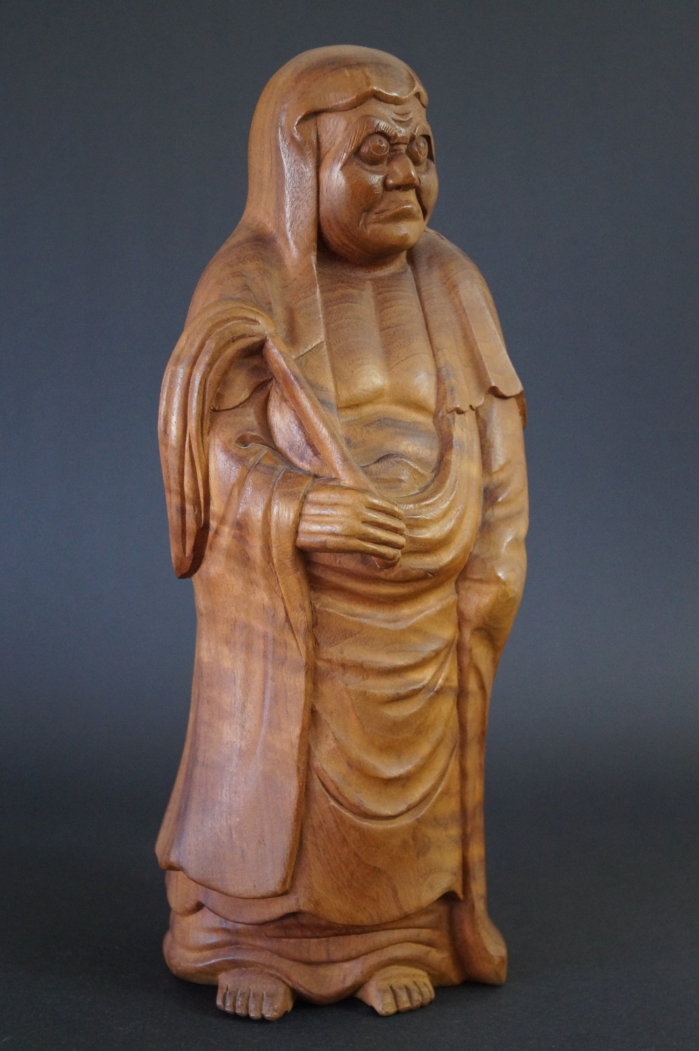 Statue en bois de Bodhidharma vue de face 2
