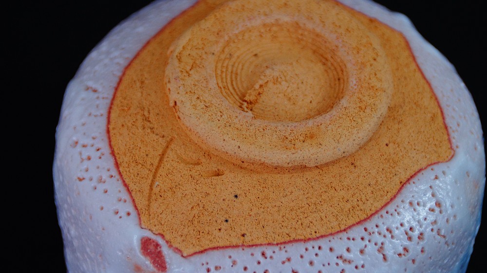 Nahaufnahme des Chawan-Bodens mit spiralfoermigen Drehspuren und rotem Toepfersiegel von Jyuzo Sato