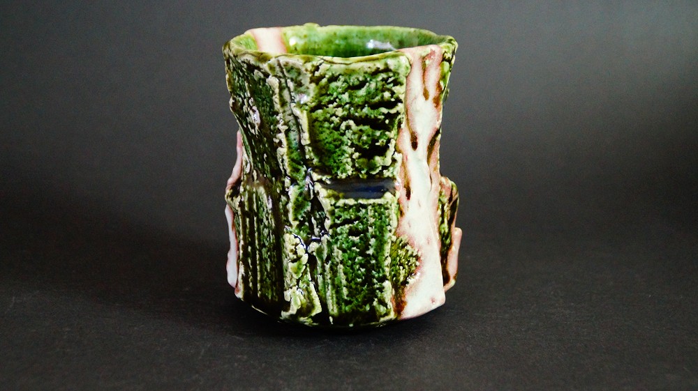 Cuenco de té yunomi de cerámica Oribe de Kawachi Hidetoshi, vista lateral 1