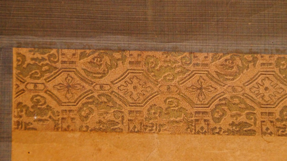 Detailansicht der oberen Brokatmontierung im Kakemono Reiher auf Fels mit Chrysanthemen von Yamamoto Baiitsu