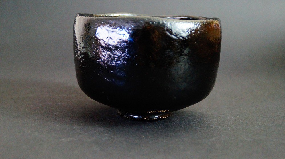 Chawan Teeschale aus Raku-Keramik von Ono Kyuko Seitenansicht 3