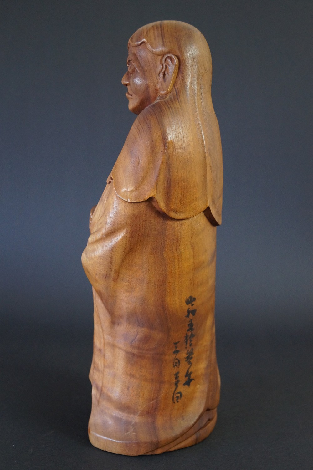 Figure en bois de Bodhidharma vue de côté 1