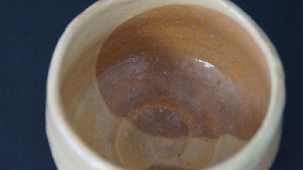 Weitere Nahaufnahme der zweifarbigen Innenglasur der Chawan Teeschale aus Raku-Keramik