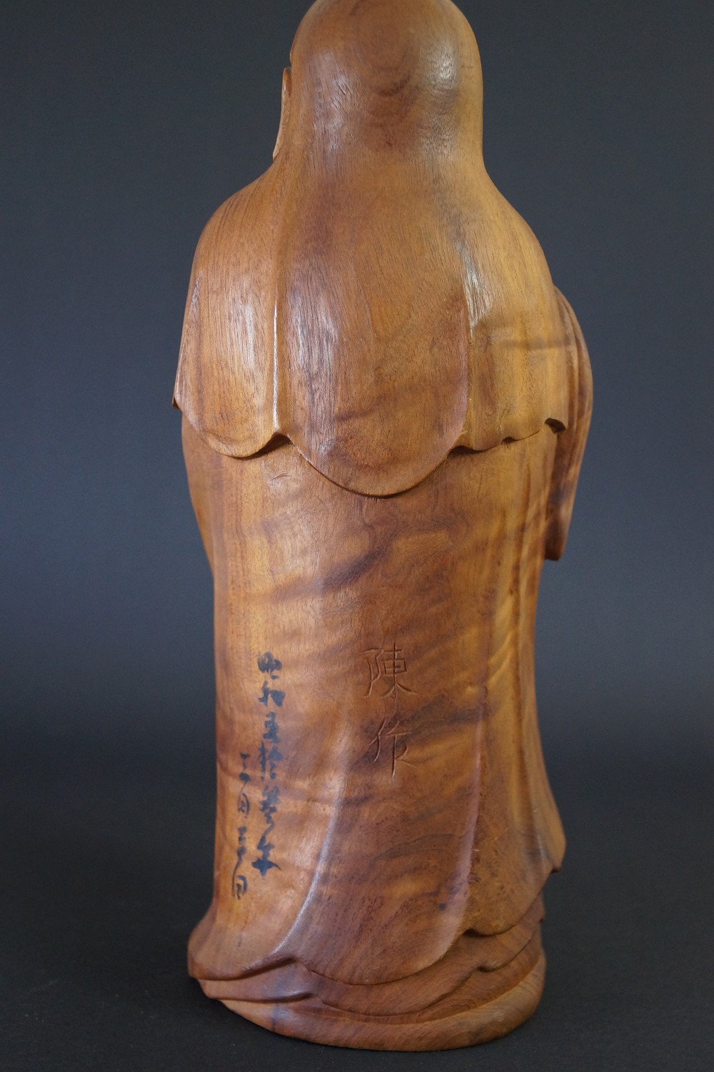 Statue en bois de Bodhidharma vue arrière