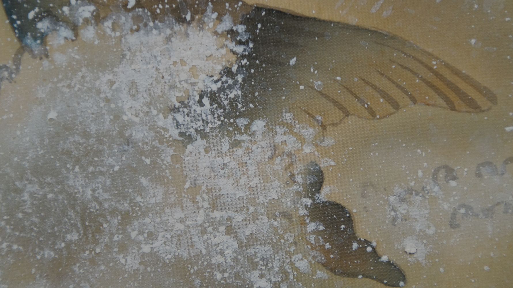 Nahaufnahme der aufspritzenden Gischt neben der Schwanzflosse des Karpfens im Kakemono Karpfen im aufgewuehlten Wasserfall