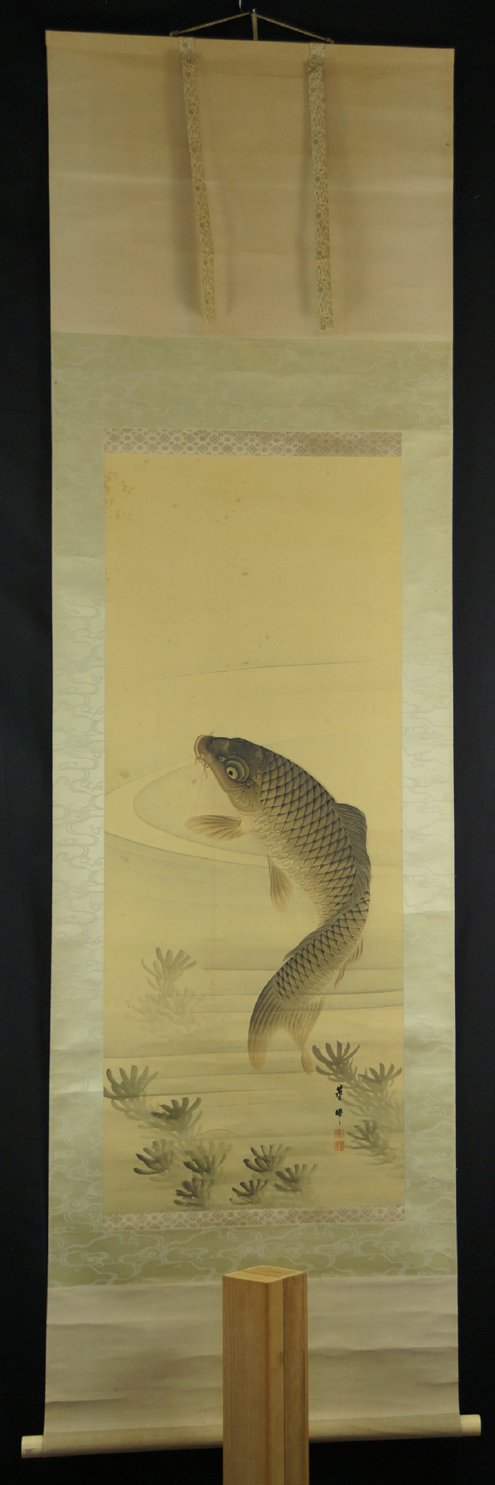 Gesamtansicht des haengenden Kakemono mit dem springenden Karpfen im Wasser