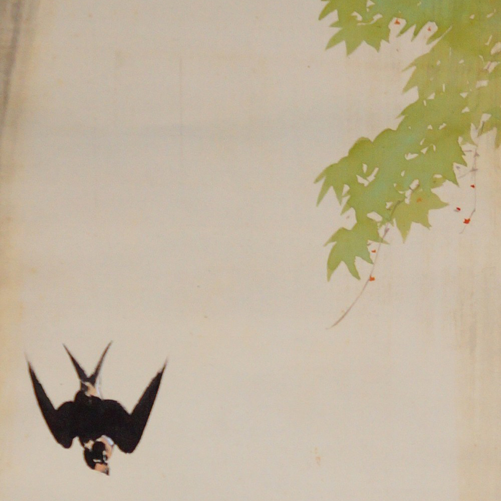 Im Sturzflug dargestellte Schwalbe unter einem Ahornzweig, Kakemono von Nishioka Sosen