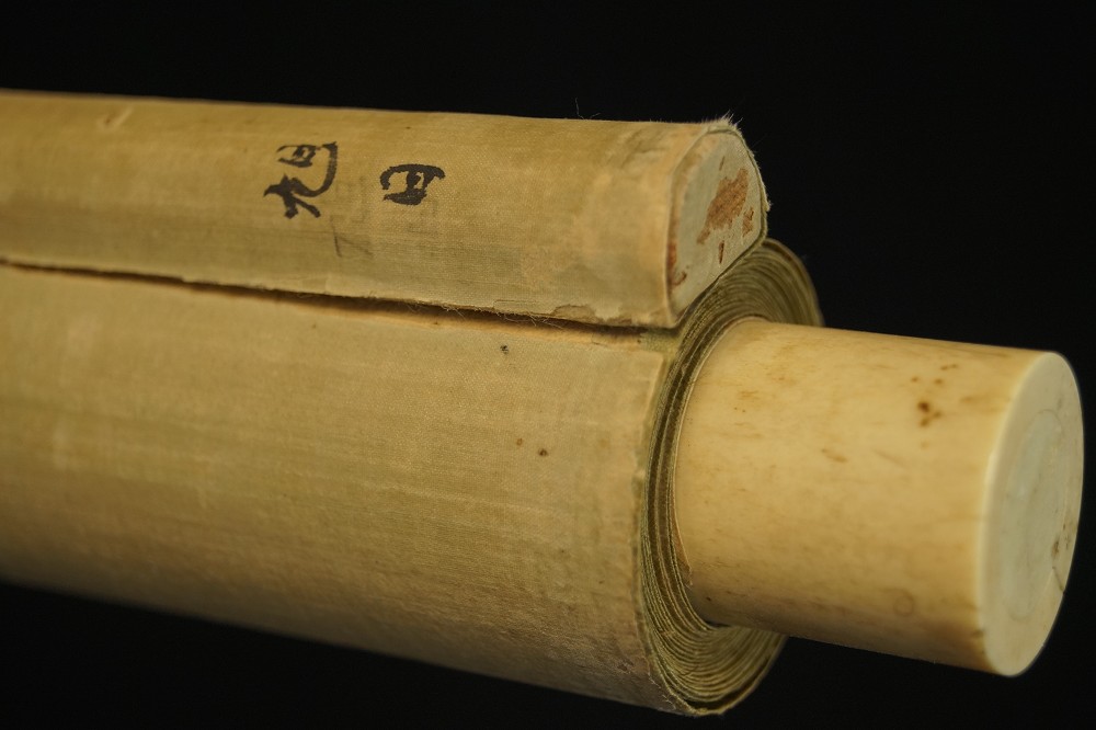 Enden der Rollstaebe mit Griffknaeufen und Tuschebeschriftung Rollendetail