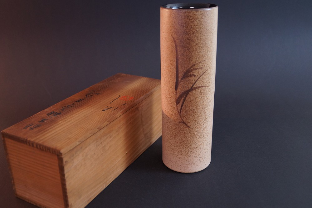 Vase von Seitoku Kawai Frontalansicht mit Aufbewahrungsbox