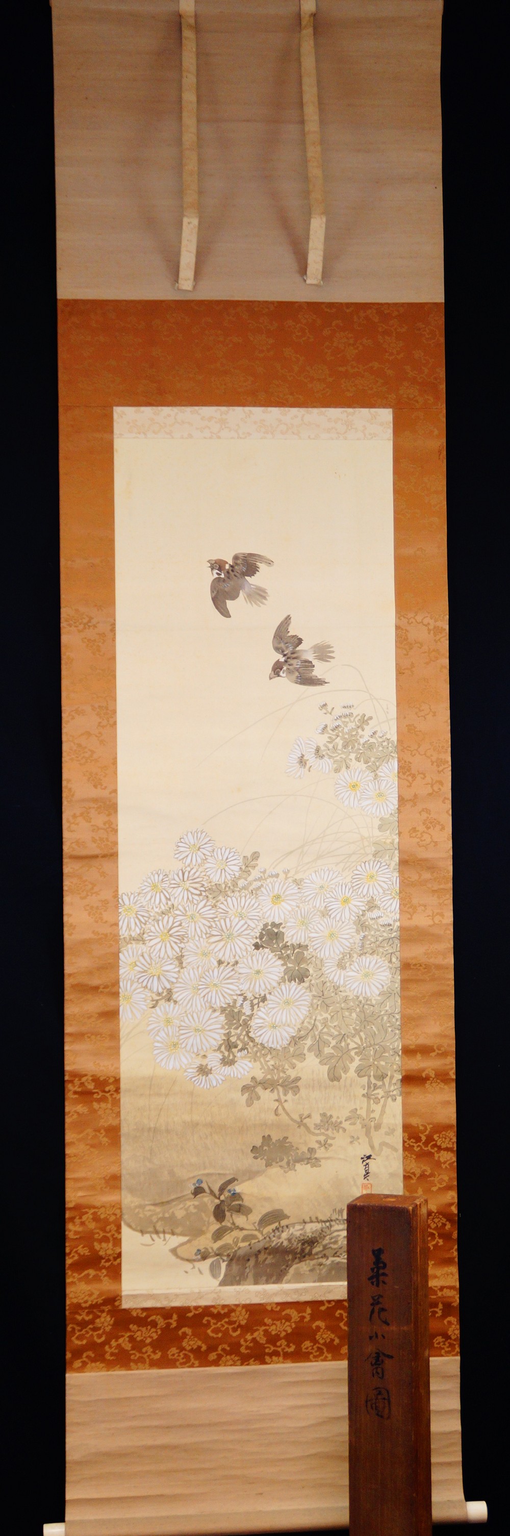 Sperlinge ueber Chrysanthemen Kakemono von Fukui Kotei Gesamtansicht Rollbild