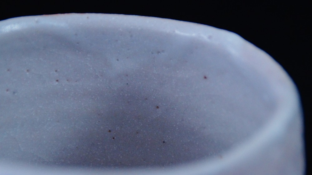 Nahaufnahme des unregelmaessig geformten Lippenrandes der Chawan aus Shino-Keramik von Jyuzo Sato