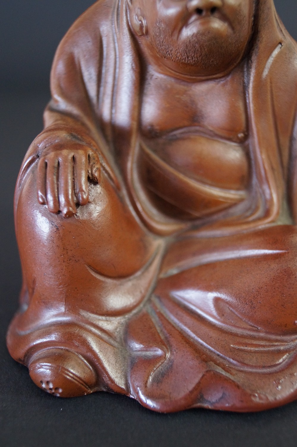 Figura de Bodhidharma primer plano del motivo de la mano