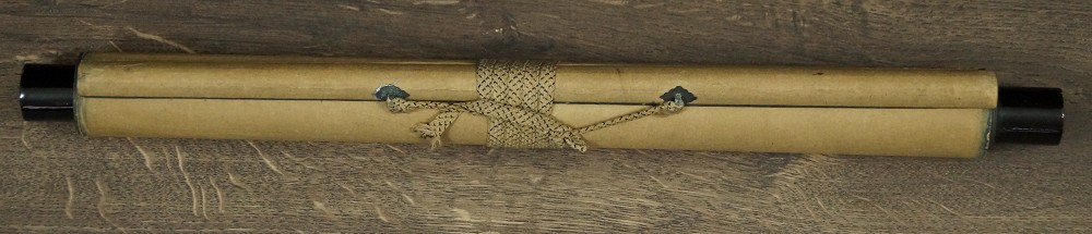 Vogel auf einem Rosenzweig Kakemono zusammengerollt