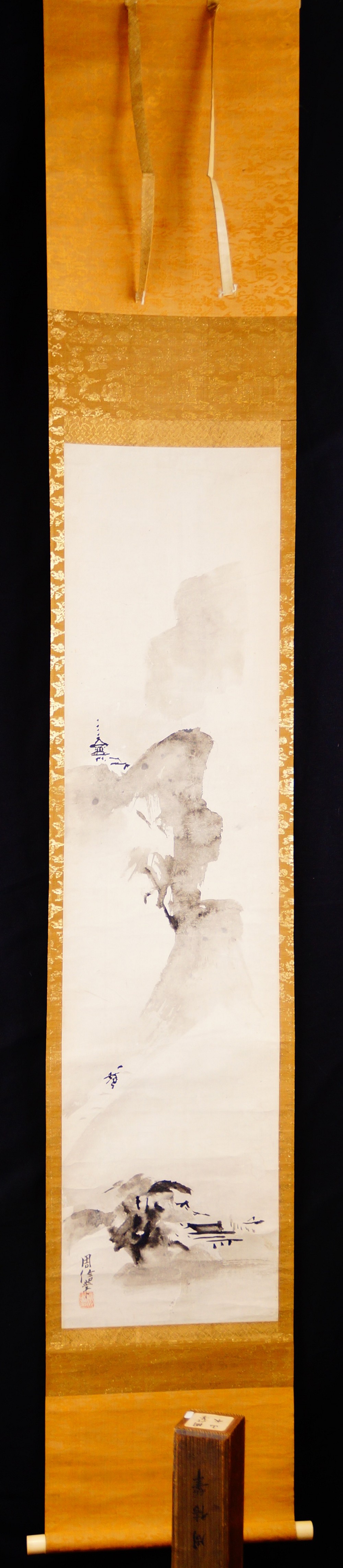 Gesamtansicht des Kakemono mit Tuschelandschaft von Kano Shushin, aufgehaengt mit Holzstaender