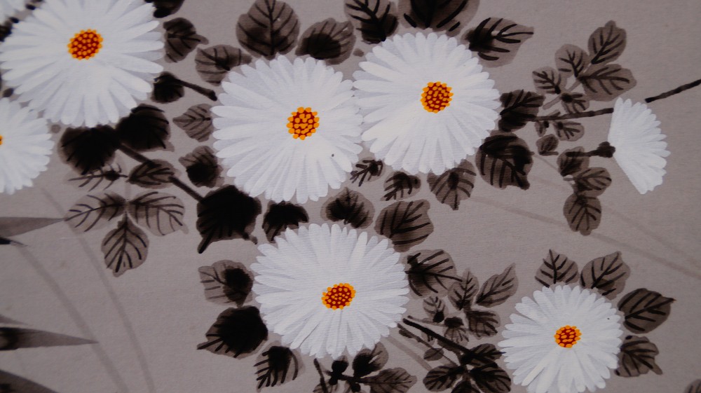 Nahaufnahme der weissen Chrysanthemen mit Tuschewaschungs-Blaettern im Kakemono Die Vier Edlen Pflanzen von Endo Keizo