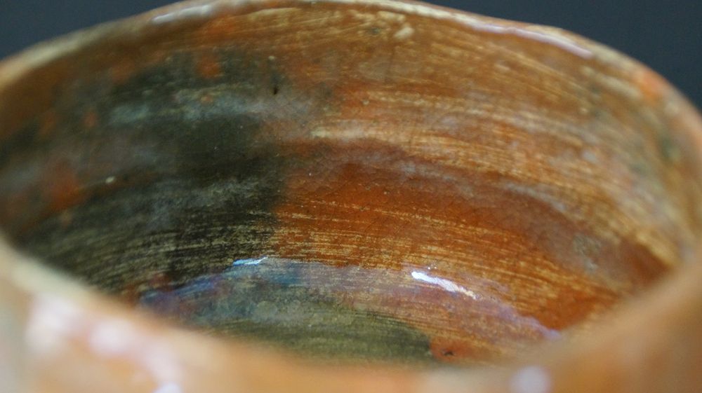 Weitere Nahaufnahme der Innenglasur am Rand der Chawan Teeschale aus Raku-Keramik