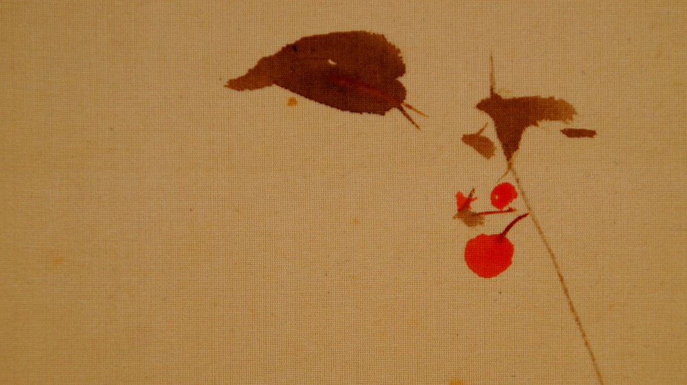 Nahaufnahme des Rebzweigs mit roten Beeren und kleinen Blaettern im Kakemono Singvogel auf Rebe von Mori Getsujo
