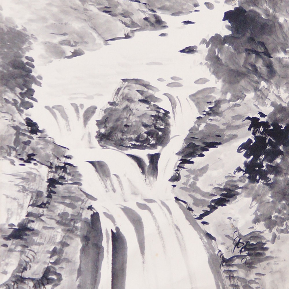 Wasserfall mit grossem Felsblock zwischen Kiefern auf dem Kakemono