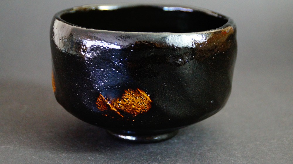 Cuenco de té chawan de cerámica Raku de Shoraku Sasaki vista lateral 1