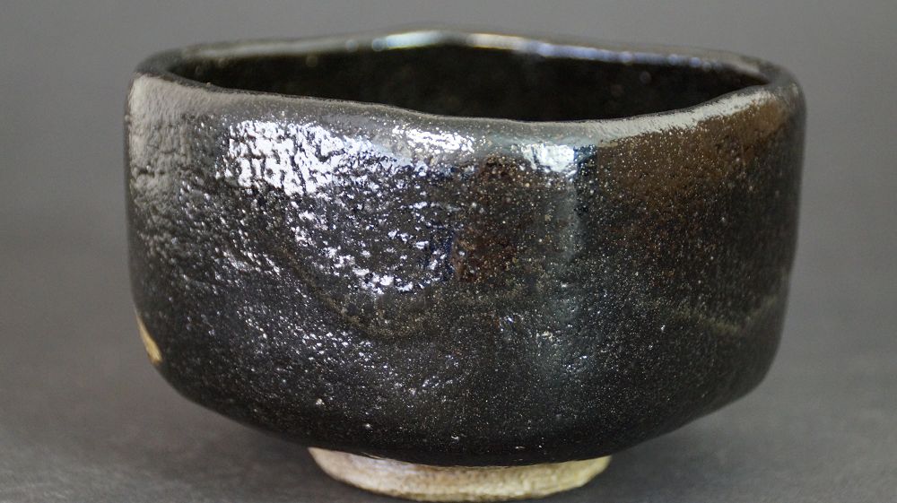 Weitere Ansicht der Chawan aus Raku-Keramik von der Seite mit schwarzer Glasur