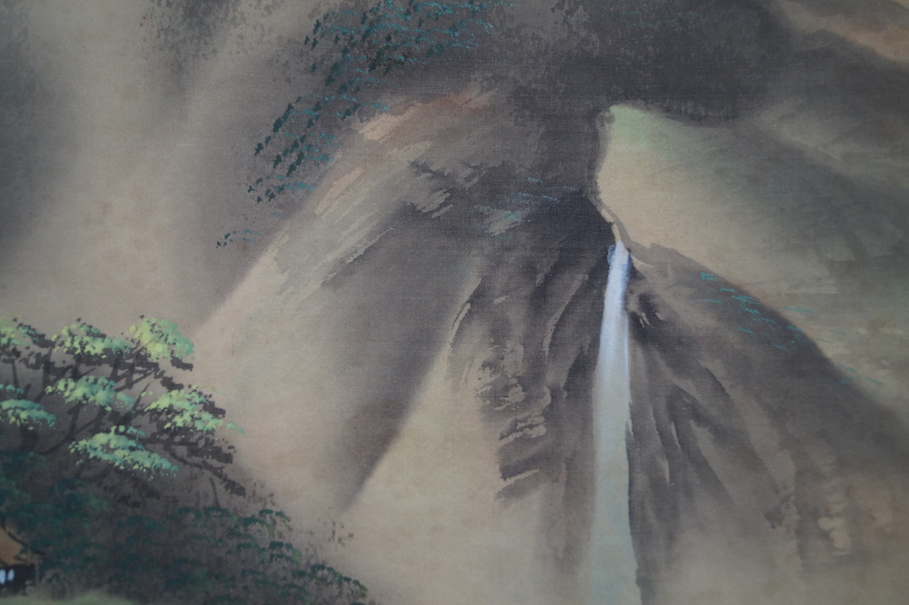Paysage, gros plan sur la cascade