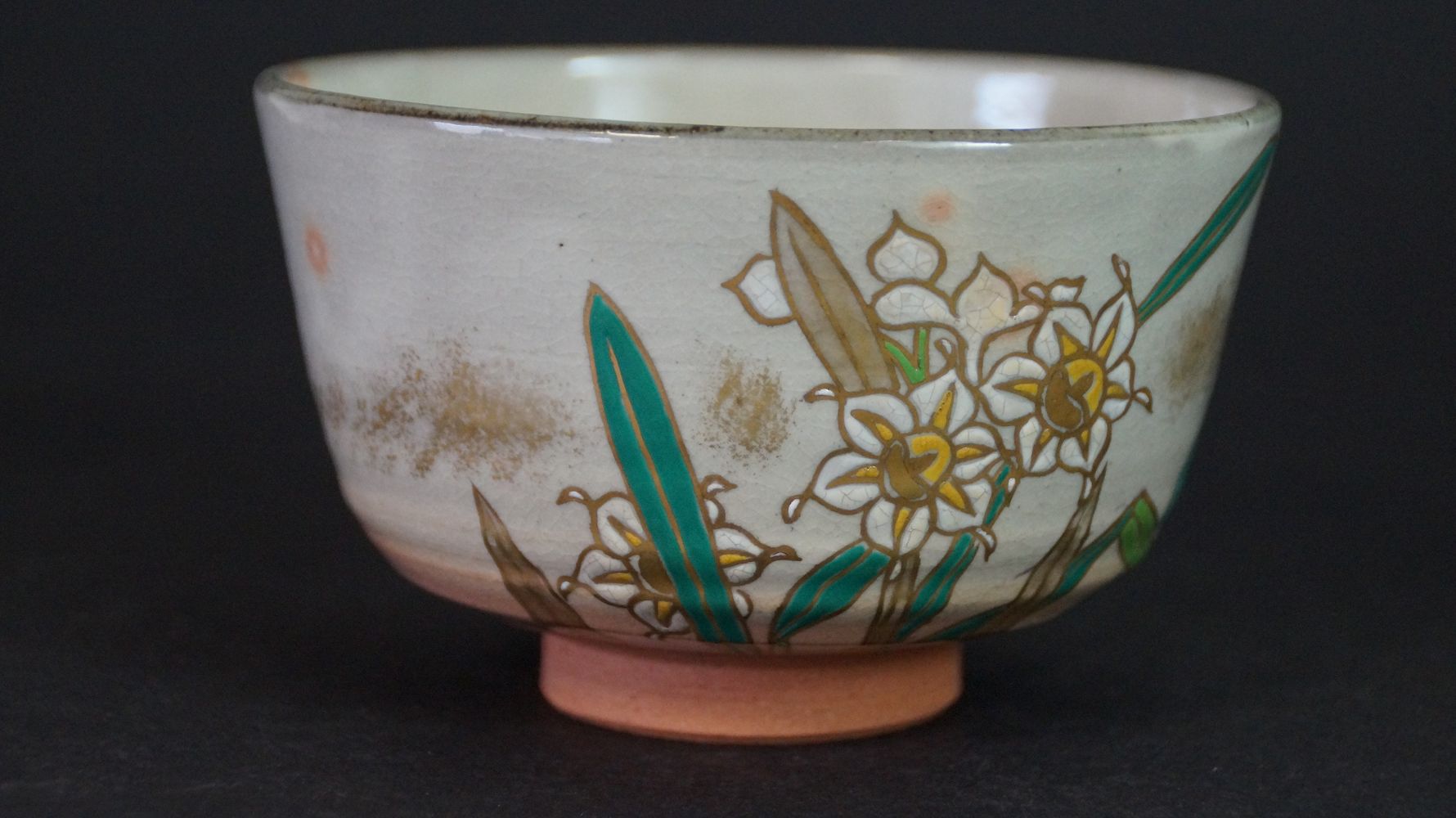 Weitere Ansicht der Chawan Teeschale aus Kyoto-Keramik mit goldkonturiertem Narzissenmotiv